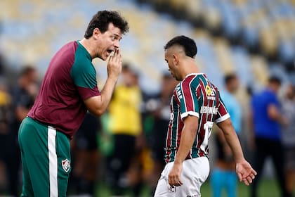 Fernando Diniz le da indicaciones a Leo Fernandez durante un partido de Fluminense ante Botafogo por el Brasileirao