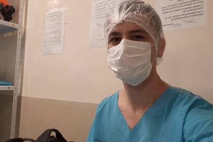 Fernando esperando para ingresar al parto.