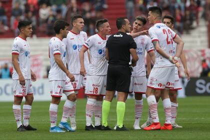 Fernando Espinoza, ante la disconformidad de futbolistas de Huracán; el juez es otro de los que están en la mira de la gente de Talleres.