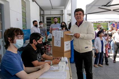 Fernando Espinoza, intendente de La Matanza, reapareció para votar tras las protestas por la inseguridad en su distrito