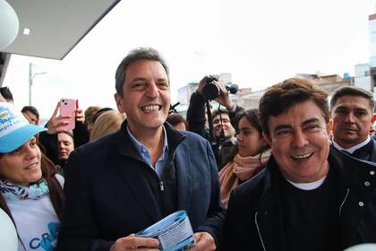 Fernando Espinoza, intendente de La Matanza, de campaña con Massa