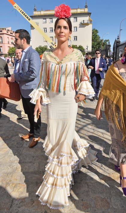 En su última visita a la Feria de Abril, uno de los programas preferidos de la abuela de su marido, deslumbró con un tradicional vestido flamenco, que llevó con un mantón típico y accesorios de gran porte.