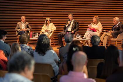 Fernando Flores Maio, María Kodama, Tristán Bauer, Claudia Farías y Rosendo Fraga, en la presentación de "La divisa punzó"