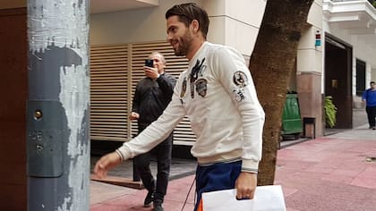 Fernando Gago al ingresar al Sanatorio Agote