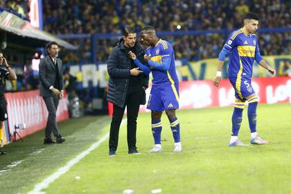 Fernando Gago charla con Luis Advíncula: el lateral derecho fue un puesto que nunca encontró dueño, entre Advíncula, Blondel y Barinaga