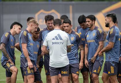 Fernando Gago da indicaciones en la previa a uno de los últimos entrenamientos de Boca antes de viajar a Córdoba: lo escuchan Aguirre, Barinaga, Martegani, Lautaro Blanco, Figal y Milton Giménez, entre otros