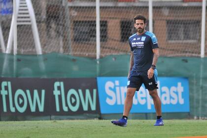 Fernando Gago, DT de Racing, busca variantes para armar el mejor equipo posible y con el eje en Cardona