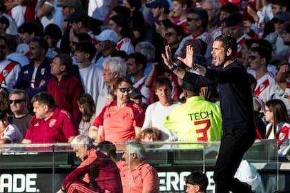 Fernando Gago en en partido ante River Plate