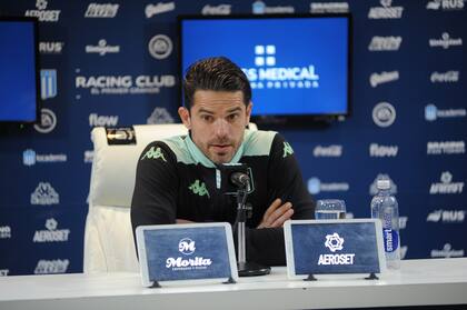 Fernando Gago en la conferencia de prensa; el DT se fastidia cuando le preguntan por los titulares