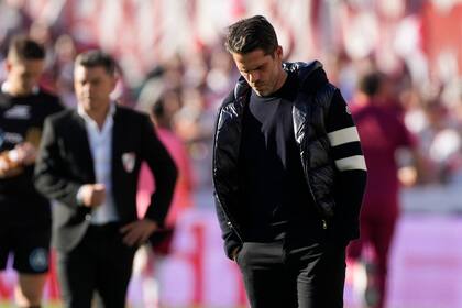 Fernando Gago, en su último partido entrenador de Boca, con derrota en el Monumental; detrás, su verdugo, Marcelo Gallardo