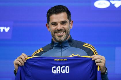 Fernando Gago posa con la camiseta de Boca tras la firma de su contrato