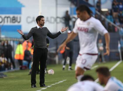 Fernando Gago y otro partido con muchas modificaciones como DT de Racing ante Lanús