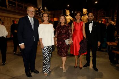 Fernando García Caras, cónsul general de España, Teresa Bulgheroni, Claudia Álvarez Argüelles (CEO en Alvarez Arguelles Hoteles y vicecónsul honoraria de España), Ángeles Cano Fernández y Walter D’ Aloia Criado, presidente de Amigos del Fernández Blanco.