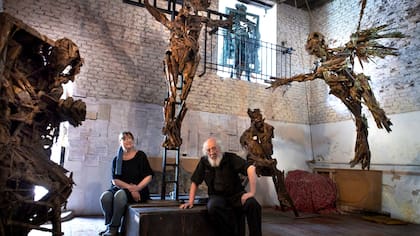 Fernando García Curten y su esposa, Susana Tosso, en la casa museo del escultor.