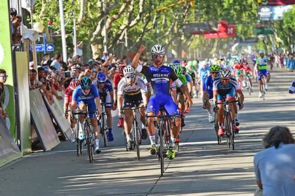 Fernando Gaviria se quedó con la segunda etapa y el primer lugar en la general
