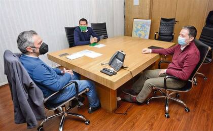 Fernando Gray, a la derecha, junto al ministro Andrés Larroque