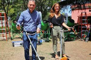 La sugestiva foto de Tolosa Paz y un intendente díscolo en medio de la polémica por los planes sociales