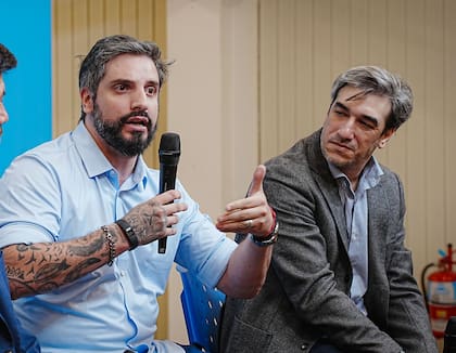 Fernando Gril escucha al periodista Juan Cruz Sanz, en una actividad reciente de su sector dentro del PJ porteño
