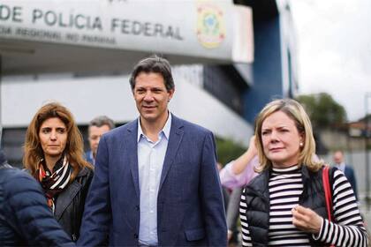 Fernando Haddad llega a la cárcel de Curitiba para visitar a su todavía compañero de fórmula