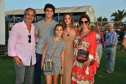 Fernando Iraola y Lola Figueras –impactó con un colorido caftán– posaron con sus hijos Justo, Antonia y Filipa