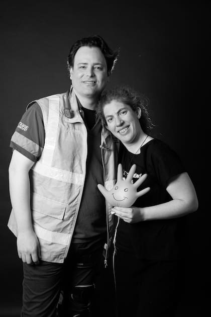 Fernando junto a Paula Schust, quien tomó las imágenes. Paula tiene una discapacidad intelectual leve. Ama la naturaleza y muestra un gran interés por la ecología, el cuidado del medio ambiente y la vida de los animales. Practicó equitación y hockey durante varios años.