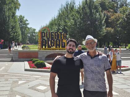 Fernando junto a su hijo en España, lugar donde va a buscar asentarse