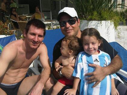 Fernando, junto dos de sus hijos y Lionel Messi.