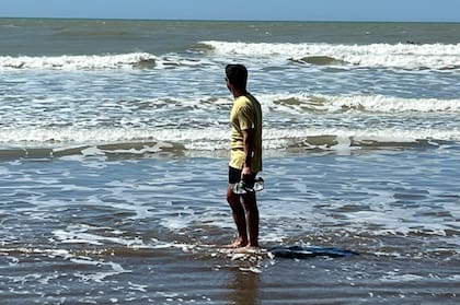 Fernando le pedía al universo cada noche volver a ver a sus padres y al mar.