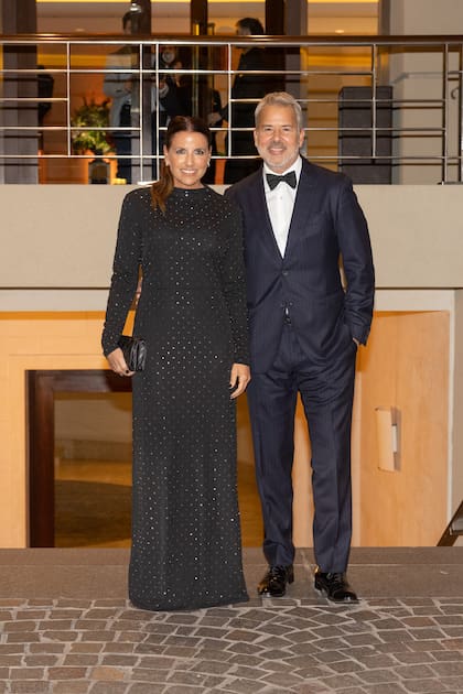 Fernando López y Verónica Neme, a su llegada a la fiesta, que ni la lluvia pudo opacar