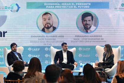 Fernando Marengo, socio y Chief Economist de BlackTORO Global Investments, y Emmanuel Álvarez Agis, socio fundador de PxQ, entrevistados por Florencia Donovan, periodista de LA NACION