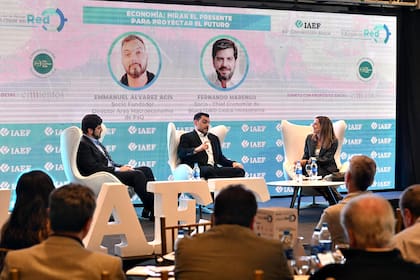 Fernando Marengo, socio y Chief Economist de BlackTORO Global Investments, y Emmanuel Álvarez Agis, socio fundador de PxQ, entrevistados por Florencia Donovan, periodista de LA NACION