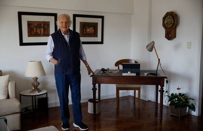 Fernando Marín aún conserva su primer escritorio, donde rubricó varios éxitos
