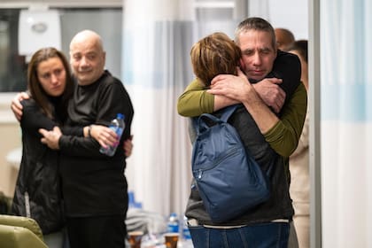 Fernando Marman y Luis Har, rescatados anoche de Gaza, se reúnen con sus familias en el Centro Médico Sheba en Tel Hashomer