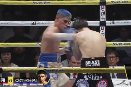 Fernando Martínez ante Katuzo Ioka, cuando pelearon a mediados de año por la unificación de los títulos supermosca