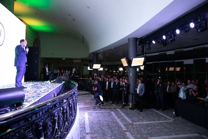 Fernando Martínez, presidente y fundador de Muchtek, Tecnoperfiles Group, frente al concurrido auditorio en el Hipódromo de Palermo.