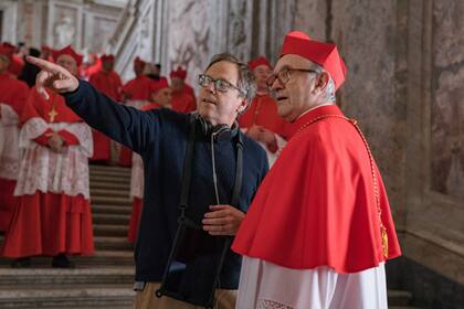 Fernando Meirelles dirigiendo a Jonathan Pryce como el cardenal Bergoglio en Los dos papas, película original de Netflix