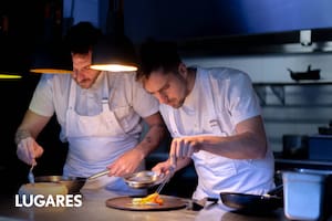Fernando Mirco y Claudio Garbarino están al frente del restaurante de cocina contemporánea que apuesta a los productos locales de temporada respaldada por el manejo de técnicas culinarias precisas.