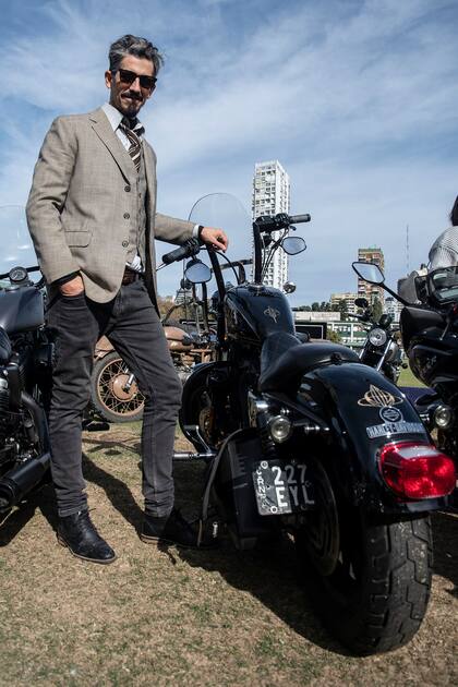 Fernando Mouras (43) llegó junto con su grupo de amigos montado en su Harley Davidson 883 modificada a gusto personal. Los jeans fueron un permitido para viajar más cómodo
