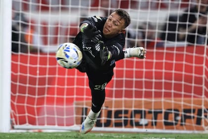 Fernando Muslera le desvía el penal a Martirena en la definición