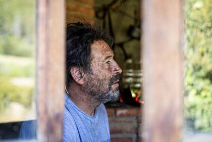 Fernando Nahuelpan es el líder de una comunidad que se asienta en Río Negro, en el límite con la provincia que registró fuertes pérdidas materiales y un muerto como consecuencia de las llamas