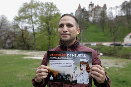 Fernando Orozco muestra orgulloso su diploma de vacunación