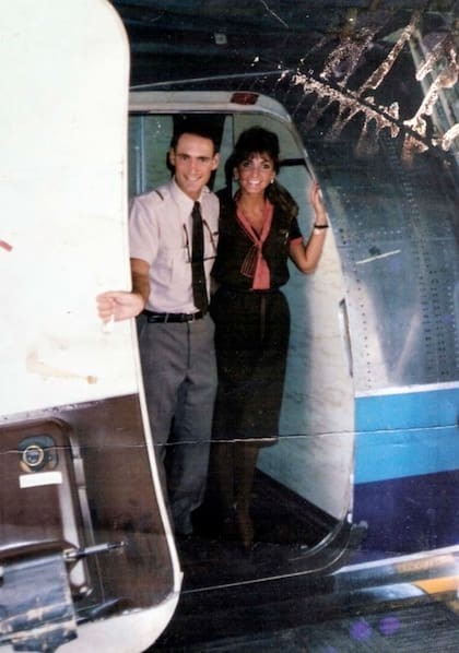 Fernando Peña, irreconocible, posa con Silvia Petri en la puerta de un avión