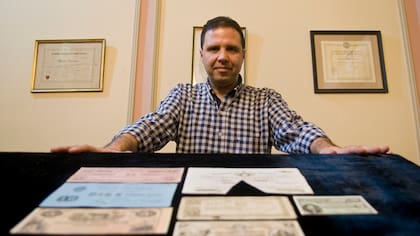 Fernando Perticone: muchos de sus más de 700 billetes son previos a la unificación de la moneda