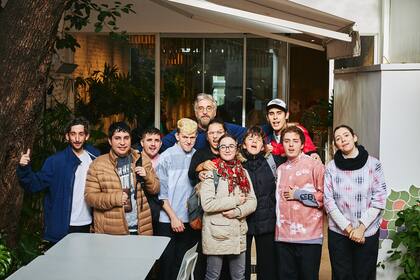 Fernando Polack con su equipo de trabajo en su proyecto Alamesa en donde trabajan 40 jóvenes neurodiversos