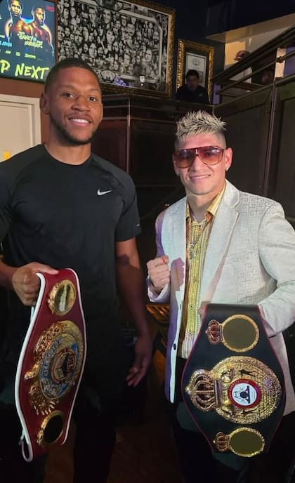 Fernando "Pumita" Martínez con Brian Norman, campeón welter de la OMB