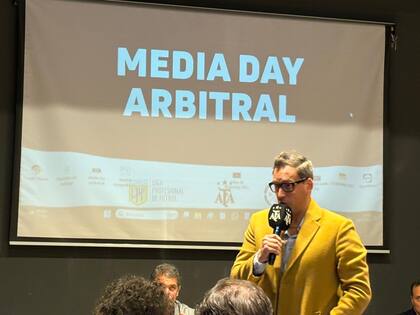 Fernando Rapallini, gerente técnico del arbitraje, explica las novedades durante el Media Day arbitral de AFA, en el predio de Ezeiza.