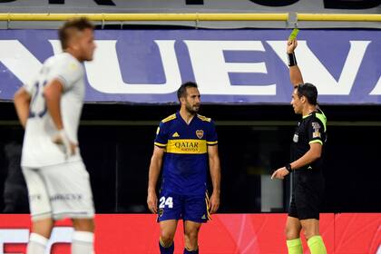 Fernando Rapallini le muestra la amarilla a Carlos Izquierdoz durante el partido que disputan Boca Juniors y Talleres de Córdoba