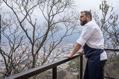 Fernando Rivarola en la cima del cerro San Bernardo de Salta donde tiene su restaurante, El Baqueano.
