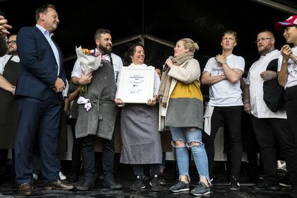 Fernando Rivarola recibe su premio