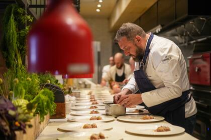 Fernando Rivarola sirvió carne de llama.